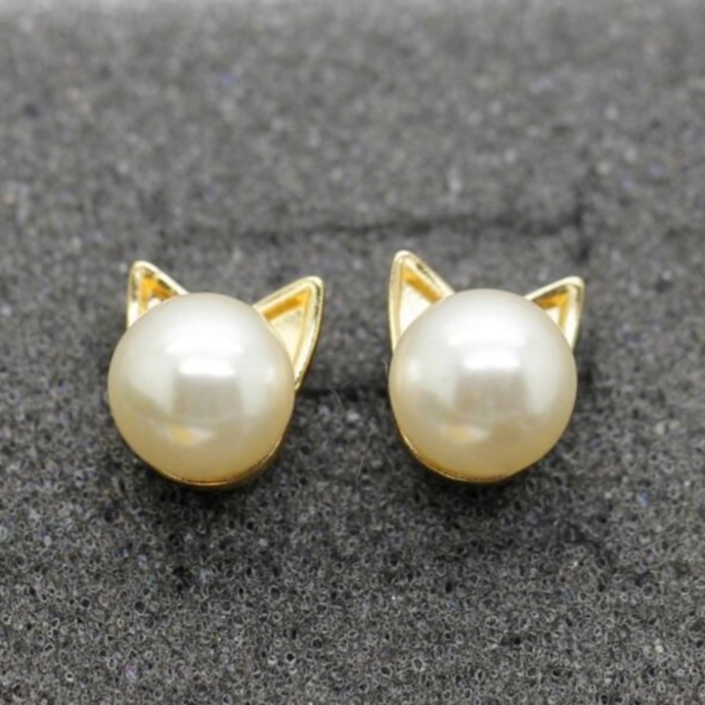 Kitty Pearl Stud Earrings